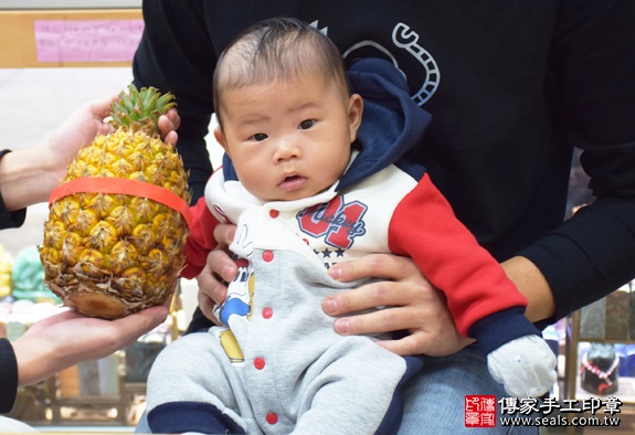 剃胎毛、滿月剃頭、嬰兒剃頭、嬰兒理髮、嬰兒剃髮、嬰兒剃胎毛、嬰兒滿月剃頭、寶寶剃頭、剃胎毛儀式、剃胎毛吉祥話、滿月剃頭儀式、滿月剃頭吉祥話、寶寶剃胎毛、寶寶滿月剃頭理髮、新北永和區剃胎毛、新北永和區滿月剃頭、新北永和區嬰兒剃頭剃胎毛、新北永和區嬰兒理髮、新北永和區嬰兒剃髮、吳寶寶(新北永和區嬰兒寶寶滿月剃頭理髮、免費嬰兒剃胎毛儀式吉祥話)。中國風會場，爸媽寶貝免費穿「日中韓」古裝禮服。專業拍照、DVD光碟、證書。★購買「臍帶章、肚臍章、胎毛筆刷印章」贈送：剃頭、收涎、抓周，三選一。2016.01.31 照片13